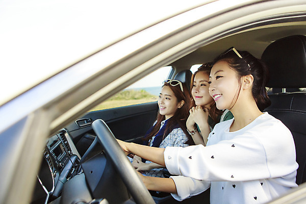 포토 JPG 주간 여자 여유 바다 여행 자동차 한국 미소 사람 앉기 상반신 20대 성인 야외 옆모습 세명 친구 청춘 선글라스 제주도 운전 한국인 자유 힐링 성인여자만 국내포토 자연요소 감정 아시아 안경 육상교통 뷰포인트 컨셉 관계 모션 표정 동양인 청년 여자만 성인만 파일형식