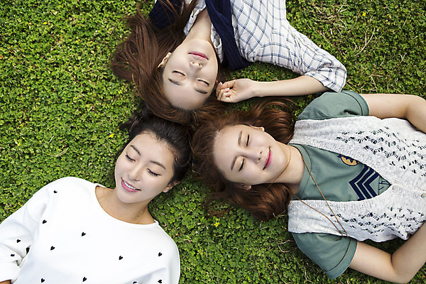 포토 JPG 주간 여자 여유 바다 여행 한국 미소 사람 잔디 상반신 20대 성인 야외 앞모습 세명 친구 청춘 눕기 제주도 눈감음 한국인 자유 힐링 성인여자만 국내포토 자연요소 식물 감정 아시아 뷰포인트 컨셉 관계 모션 표정 동양인 청년 여자만 성인만 파일형식
