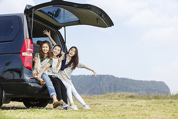 포토 JPG 주간 전신 여자 여유 바다 여행 자동차 팔벌리기 한국 미소 사람 앉기 손짓 20대 성인 야외 앞모습 세명 친구 청춘 제주도 한국인 자유 즐거움 힐링 자동차트렁크 성인여자만 국내포토 자연요소 감정 아시아 육상교통 뷰포인트 컨셉 관계 모션 표정 동양인 청년 여자만 성인만 파일형식