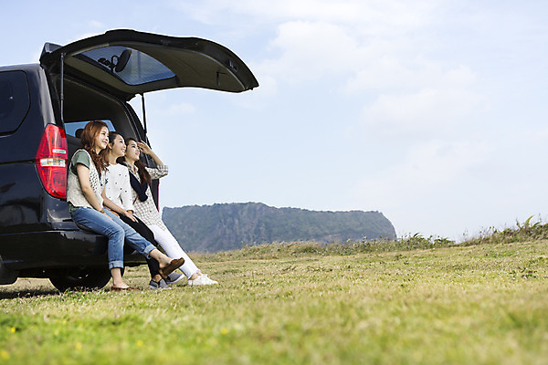 포토 JPG 주간 전신 응시 여자 여유 바다 여행 자동차 한국 미소 사람 앉기 20대 성인 야외 옆모습 세명 친구 청춘 제주도 한국인 자유 즐거움 힐링 자동차트렁크 성인여자만 국내포토 자연요소 시선 감정 아시아 육상교통 뷰포인트 컨셉 관계 모션 표정 동양인 청년 여자만 성인만 파일형식