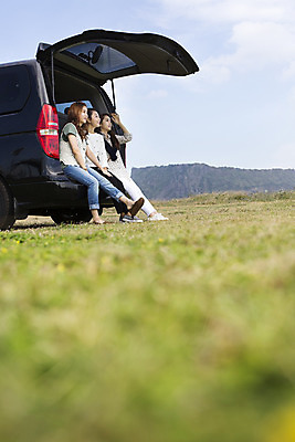 포토 JPG 주간 전신 응시 여자 여유 바다 여행 자동차 한국 미소 사람 앉기 20대 성인 야외 옆모습 세명 친구 청춘 제주도 한국인 자유 즐거움 힐링 자동차트렁크 성인여자만 국내포토 자연요소 시선 감정 아시아 육상교통 뷰포인트 컨셉 관계 모션 표정 동양인 청년 여자만 성인만 파일형식