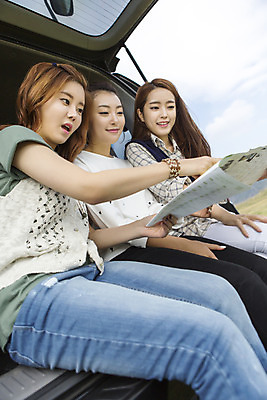 포토 JPG 주간 여자 여유 바다 여행 지도 자동차 한국 미소 들기 사람 앉기 상반신 20대 성인 야외 앞모습 세명 친구 청춘 제주도 한국인 자유 힐링 자동차트렁크 성인여자만 국내포토 자연요소 감정 아시아 육상교통 뷰포인트 컨셉 관계 모션 표정 동양인 청년 여자만 성인만 파일형식