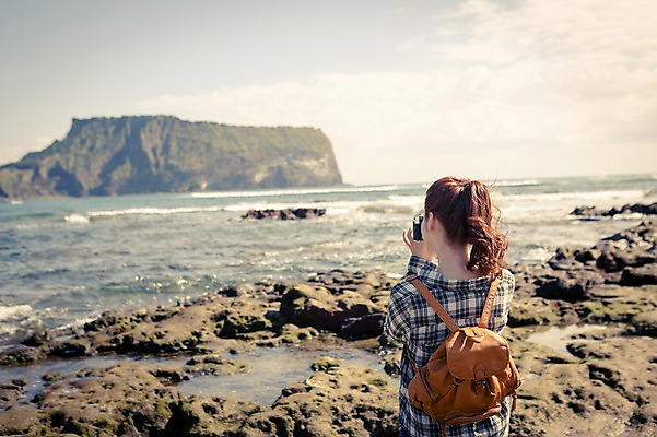 포토 JPG 주간 여자 여유 바다 여행 가방 휴식 한국 한명 서기 들기 사람 상반신 20대 성인 야외 뒷모습 제주도 카메라 사진촬영 한국인 자유 돌_바위 성산일출봉 성인여자한명만 국내포토 자연요소 1 잡화 감정 아시아 뷰포인트 컨셉 모션 동양인 청년 전자제품 촬영 서귀포 여자한명만 성인여자만 파일형식