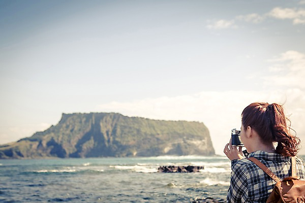 포토 JPG 주간 여자 여유 바다 여행 가방 휴식 한국 한명 서기 들기 사람 상반신 20대 성인 야외 뒷모습 제주도 카메라 사진촬영 한국인 자유 성산일출봉 안식처 성인여자한명만 국내포토 자연요소 1 잡화 감정 아시아 뷰포인트 컨셉 모션 동양인 청년 전자제품 촬영 서귀포 여자한명만 성인여자만 파일형식