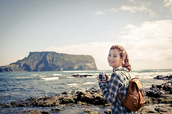 포토 JPG 주간 여자 여유 바다 여행 휴식 한국 한명 서기 미소 들기 사람 상반신 20대 성인 야외 뒷모습 제주도 카메라 한국인 자유 뒤돌아보기 성산일출봉 안식처 성인여자한명만 국내포토 자연요소 1 감정 아시아 뷰포인트 컨셉 모션 표정 동양인 청년 전자제품 서귀포 여자한명만 성인여자만 파일형식