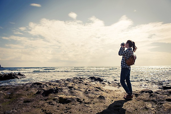 포토 JPG 주간 전신 구름 여자 여유 바다 여행 하늘 휴식 한국 한명 서기 들기 사람 20대 성인 야외 뒷모습 제주도 카메라 사진촬영 한국인 자유 성산일출봉 안식처 성인여자한명만 국내포토 자연요소 1 감정 아시아 뷰포인트 컨셉 모션 동양인 청년 전자제품 촬영 서귀포 여자한명만 성인여자만 파일형식