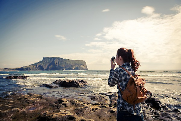 포토 JPG 주간 여자 여유 바다 여행 휴식 한국 한명 서기 들기 사람 상반신 20대 성인 야외 뒷모습 제주도 카메라 사진촬영 한국인 자유 성산일출봉 안식처 성인여자한명만 국내포토 자연요소 1 감정 아시아 뷰포인트 컨셉 모션 동양인 청년 전자제품 촬영 서귀포 여자한명만 성인여자만 파일형식