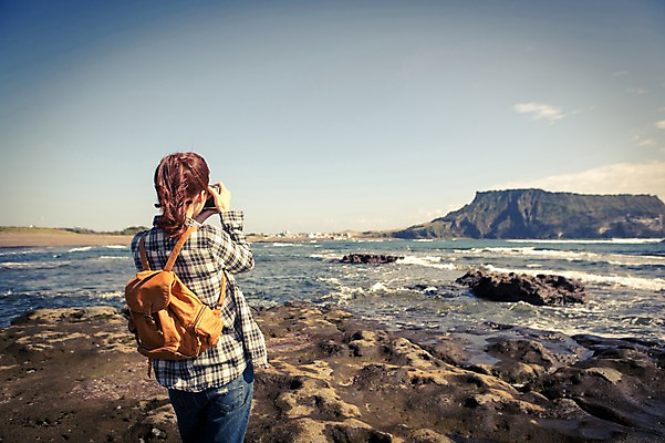 포토 JPG 주간 여자 여유 바다 여행 휴식 한국 한명 서기 들기 사람 상반신 20대 성인 야외 뒷모습 제주도 카메라 사진촬영 한국인 자유 성산일출봉 성인여자한명만 국내포토 자연요소 1 감정 아시아 뷰포인트 컨셉 모션 동양인 청년 전자제품 촬영 서귀포 여자한명만 성인여자만 파일형식