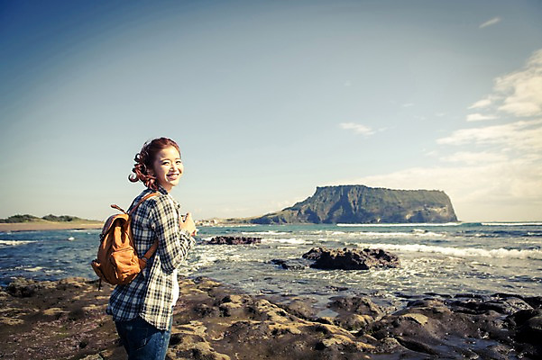 포토 JPG 주간 여자 여유 바다 여행 휴식 한국 한명 서기 미소 들기 사람 상반신 20대 성인 야외 옆모습 제주도 카메라 한국인 자유 성산일출봉 성인여자한명만 국내포토 자연요소 1 감정 아시아 뷰포인트 컨셉 모션 표정 동양인 청년 전자제품 서귀포 여자한명만 성인여자만 파일형식