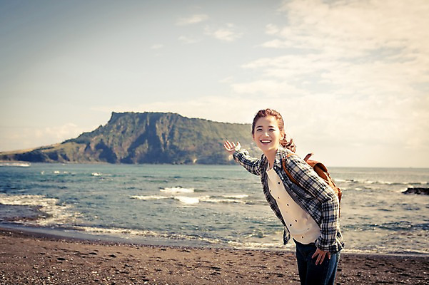 포토 JPG 주간 여자 여유 바다 여행 휴식 한국 한명 서기 미소 사람 상반신 20대 성인 야외 옆모습 제주도 한국인 자유 가리킴 성산일출봉 성인여자한명만 국내포토 자연요소 1 감정 아시아 뷰포인트 컨셉 모션 표정 동양인 손짓 청년 서귀포 여자한명만 성인여자만 파일형식