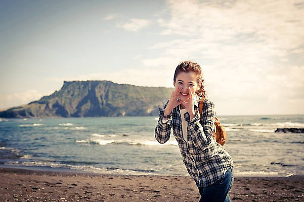 포토 JPG 주간 여자 여유 바다 여행 휴식 한국 한명 서기 미소 사람 손짓 상반신 20대 성인 야외 옆모습 제주도 한국인 자유 성산일출봉 성인여자한명만 국내포토 자연요소 1 감정 아시아 뷰포인트 컨셉 모션 표정 동양인 청년 서귀포 여자한명만 성인여자만 파일형식