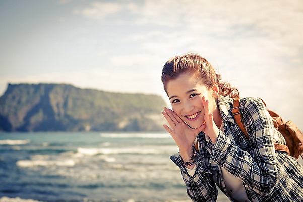 포토 JPG 주간 여자 여유 바다 여행 휴식 한국 한명 서기 미소 사람 손짓 상반신 20대 성인 야외 앞모습 제주도 한국인 자유 성산일출봉 성인여자한명만 국내포토 자연요소 1 감정 아시아 뷰포인트 컨셉 모션 표정 동양인 청년 서귀포 여자한명만 성인여자만 파일형식