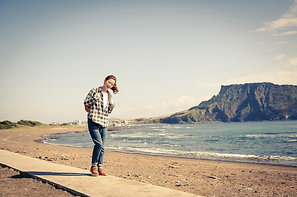 포토 JPG 주간 전신 여자 여유 바다 여행 휴식 한국 한명 미소 사람 20대 성인 야외 앞모습 제주도 걷기 한국인 자유 성산일출봉 성인여자한명만 국내포토 자연요소 1 감정 아시아 뷰포인트 컨셉 모션 표정 동양인 청년 서귀포 여자한명만 성인여자만 파일형식