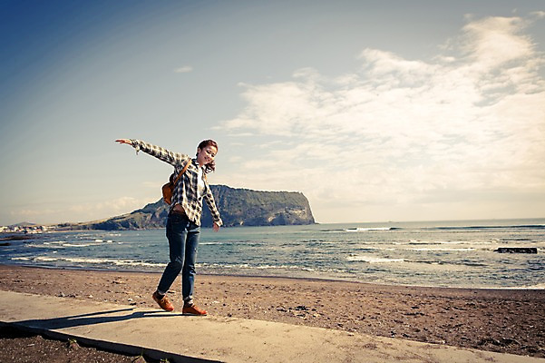 포토 JPG 주간 전신 구름 여자 여유 바다 여행 하늘 팔벌리기 휴식 한국 한명 사람 손짓 20대 성인 야외 앞모습 제주도 걷기 한국인 자유 성산일출봉 성인여자한명만 국내포토 자연요소 1 감정 아시아 뷰포인트 컨셉 모션 동양인 청년 서귀포 여자한명만 성인여자만 파일형식