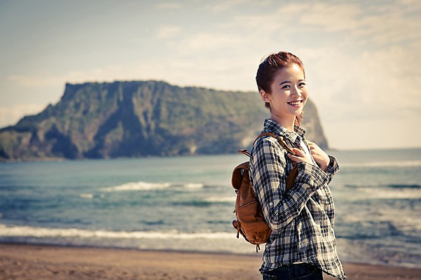 포토 JPG 주간 여자 여유 바다 여행 휴식 한국 한명 서기 미소 사람 상반신 20대 성인 야외 옆모습 제주도 한국인 자유 성산일출봉 성인여자한명만 국내포토 자연요소 1 감정 아시아 뷰포인트 컨셉 모션 표정 동양인 청년 서귀포 여자한명만 성인여자만 파일형식