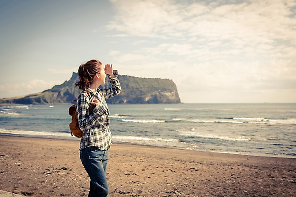 포토 JPG 주간 응시 여자 여유 바다 여행 휴식 한국 한명 서기 사람 손짓 상반신 20대 성인 야외 옆모습 제주도 한국인 자유 성산일출봉 성인여자한명만 국내포토 자연요소 1 시선 감정 아시아 뷰포인트 컨셉 모션 동양인 청년 서귀포 여자한명만 성인여자만 파일형식
