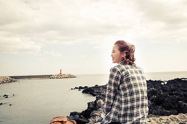 포토 JPG 주간 여자 여유 바다 여행 휴식 한국 한명 미소 사람 앉기 상반신 20대 성인 야외 뒷모습 제주도 한국인 자유 성인여자한명만 국내포토 자연요소 1 감정 아시아 뷰포인트 컨셉 모션 표정 동양인 청년 여자한명만 성인여자만 파일형식