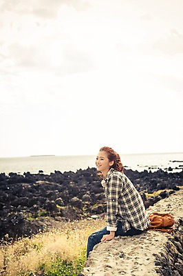 포토 JPG 주간 여자 여유 바다 여행 가방 휴식 한국 한명 미소 사람 앉기 상반신 20대 성인 야외 앞모습 제주도 한국인 자유 돌_바위 성인여자한명만 국내포토 자연요소 1 잡화 감정 아시아 뷰포인트 컨셉 모션 표정 동양인 청년 여자한명만 성인여자만 파일형식