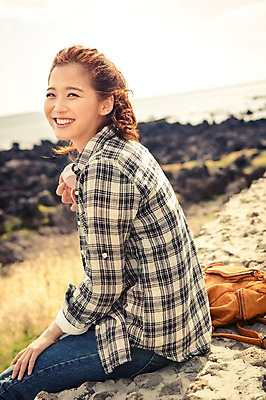 포토 JPG 주간 여자 여유 바다 여행 가방 휴식 한국 한명 미소 사람 앉기 상반신 20대 성인 야외 옆모습 제주도 한국인 자유 돌_바위 성인여자한명만 국내포토 자연요소 1 잡화 감정 아시아 뷰포인트 컨셉 모션 표정 동양인 청년 여자한명만 성인여자만 파일형식