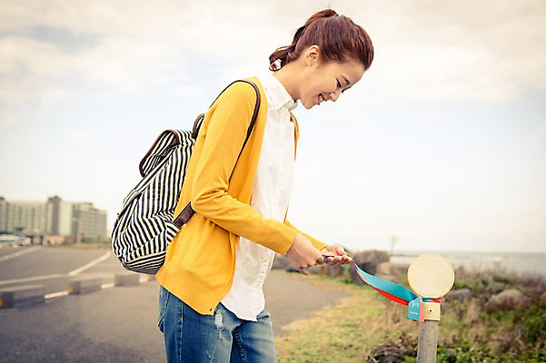 포토 JPG 주간 여자 리본 여유 바다 여행 가방 휴식 한국 한명 서기 미소 사람 상반신 20대 성인 야외 옆모습 제주도 한국인 자유 올레길 성인여자한명만 국내포토 자연요소 1 잡화 감정 아시아 길 뷰포인트 컨셉 모션 표정 동양인 청년 여자한명만 성인여자만 파일형식