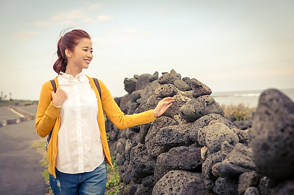포토 JPG 주간 여자 여유 바다 여행 휴식 한국 돌담 한명 미소 사람 상반신 20대 성인 야외 앞모습 제주도 걷기 한국인 자유 돌_바위 안식처 올레길 성인여자한명만 국내포토 자연요소 1 감정 아시아 길 뷰포인트 컨셉 모션 표정 동양인 청년 담장 여자한명만 성인여자만 파일형식