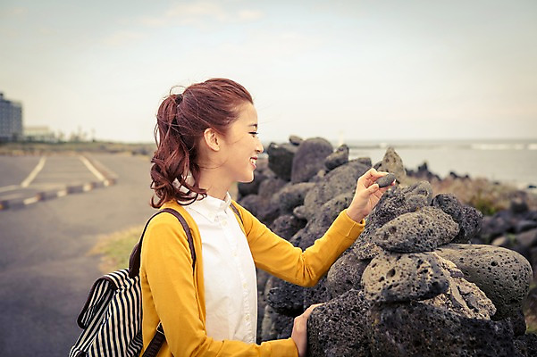 포토 JPG 주간 여자 여유 바다 여행 휴식 한국 돌담 한명 서기 미소 사람 상반신 20대 성인 야외 옆모습 제주도 만지기 한국인 자유 돌_바위 올레길 성인여자한명만 국내포토 자연요소 1 감정 아시아 길 뷰포인트 컨셉 모션 표정 동양인 청년 담장 여자한명만 성인여자만 파일형식