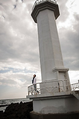 포토 JPG 주간 전신 구름 여자 여유 바다 여행 하늘 휴식 한국 등대 한명 서기 미소 사람 20대 성인 야외 옆모습 제주도 한국인 자유 성인여자한명만 국내포토 자연요소 1 감정 아시아 뷰포인트 컨셉 모션 표정 동양인 청년 여자한명만 성인여자만 파일형식