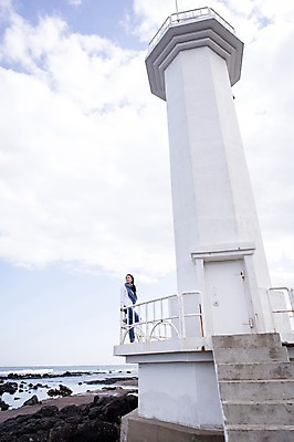 포토 JPG 주간 전신 구름 여자 여유 바다 여행 하늘 휴식 한국 등대 한명 서기 사람 20대 성인 야외 앞모습 제주도 한국인 자유 성인여자한명만 국내포토 자연요소 1 감정 아시아 뷰포인트 컨셉 모션 동양인 청년 여자한명만 성인여자만 파일형식