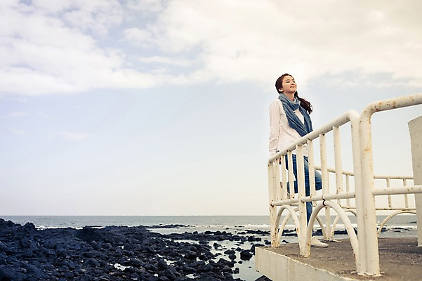 포토 JPG 주간 전신 구름 여자 여유 바다 여행 하늘 휴식 한국 등대 한명 서기 미소 사람 20대 성인 야외 앞모습 제주도 기댐 한국인 자유 성인여자한명만 국내포토 자연요소 1 감정 아시아 뷰포인트 컨셉 모션 표정 동양인 청년 여자한명만 성인여자만 파일형식