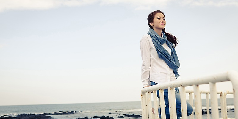 포토 JPG 주간 구름 여자 여유 바다 여행 하늘 휴식 한국 등대 한명 서기 미소 사람 상반신 20대 성인 야외 옆모습 제주도 기댐 한국인 자유 성인여자한명만 국내포토 자연요소 1 감정 아시아 뷰포인트 컨셉 모션 표정 동양인 청년 여자한명만 성인여자만 파일형식