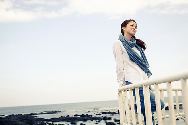 포토 JPG 주간 구름 여자 여유 바다 여행 하늘 휴식 한국 등대 한명 서기 미소 사람 상반신 20대 성인 야외 옆모습 제주도 기댐 한국인 자유 성인여자한명만 국내포토 자연요소 1 감정 아시아 뷰포인트 컨셉 모션 표정 동양인 청년 여자한명만 성인여자만 파일형식