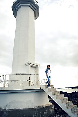 포토 JPG 주간 전신 구름 여자 여유 바다 여행 하늘 휴식 한국 등대 한명 사람 20대 성인 야외 옆모습 제주도 걷기 한국인 자유 성인여자한명만 국내포토 자연요소 1 감정 아시아 뷰포인트 컨셉 모션 동양인 청년 여자한명만 성인여자만 파일형식