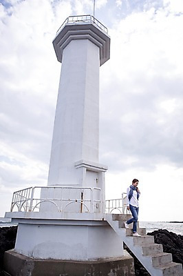 포토 JPG 주간 전신 구름 여자 여유 바다 여행 하늘 휴식 한국 등대 한명 사람 20대 성인 야외 옆모습 제주도 걷기 한국인 자유 성인여자한명만 국내포토 자연요소 1 감정 아시아 뷰포인트 컨셉 모션 동양인 청년 여자한명만 성인여자만 파일형식