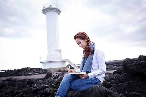 포토 JPG 주간 여자 여유 바다 여행 휴식 한국 등대 한명 미소 들기 사람 앉기 상반신 20대 성인 야외 옆모습 제주도 펜 한국인 자유 돌_바위 일기 안식처 성인여자한명만 국내포토 자연요소 1 감정 아시아 뷰포인트 컨셉 모션 표정 동양인 청년 필기구 여자한명만 성인여자만 파일형식