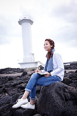 포토 JPG 주간 전신 여자 여유 바다 여행 휴식 한국 등대 한명 미소 들기 사람 앉기 20대 성인 야외 앞모습 제주도 펜 한국인 자유 돌_바위 바위 일기 성인여자한명만 국내포토 자연요소 1 감정 아시아 뷰포인트 컨셉 모션 표정 동양인 청년 필기구 여자한명만 성인여자만 파일형식