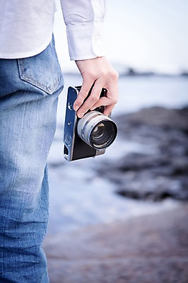 포토 JPG 주간 여자 여유 바다 여행 휴식 한국 한명 서기 들기 사람 20대 성인 야외 뒷모습 제주도 카메라 한국인 자유 하반신 감성 안식처 성인여자한명만 국내포토 자연요소 1 감정 아시아 뷰포인트 컨셉 모션 동양인 청년 전자제품 여자한명만 성인여자만 파일형식