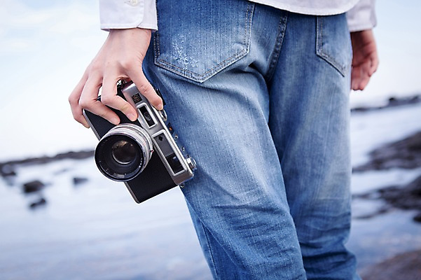 포토 JPG 주간 여자 여유 바다 여행 휴식 한국 한명 서기 들기 사람 20대 성인 야외 뒷모습 제주도 카메라 한국인 자유 하반신 감성 성인여자한명만 국내포토 자연요소 1 감정 아시아 뷰포인트 컨셉 모션 동양인 청년 전자제품 여자한명만 성인여자만 파일형식