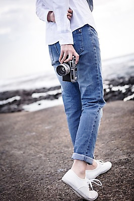 포토 JPG 주간 여자 여유 바다 여행 휴식 한국 한명 서기 들기 사람 20대 성인 야외 뒷모습 제주도 카메라 한국인 자유 하반신 감성 성인여자한명만 국내포토 자연요소 1 감정 아시아 뷰포인트 컨셉 모션 동양인 청년 전자제품 여자한명만 성인여자만 파일형식