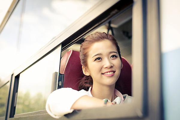포토 JPG 여자 행복 여유 육상교통 교통수단 여행 창문 버스 한국 한명 웃음 사람 앉기 상반신 20대 성인 아웃포커스 제주도 헤드폰 한국인 자유 즐거움 배낭여행 버스여행 안식처 성인여자한명만 성인만 국내포토 1 감정 아시아 음향기기 교통 컨셉 모션 휴식 대중교통 촬영기법 표정 동양인 청년 여자한명만 성인여자만 파일형식