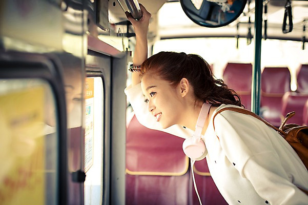 포토 JPG 응시 여자 행복 여유 육상교통 교통수단 여행 배낭 버스 한국 손잡이 한명 웃음 사람 상반신 20대 성인 옆모습 아웃포커스 제주도 헤드폰 한국인 자유 잡기 즐거움 배낭여행 버스여행 안식처 성인여자한명만 성인만 국내포토 1 시선 감정 아시아 뷰포인트 음향기기 교통 컨셉 가방 모션 휴식 대중교통 촬영기법 표정 동양인 청년 여자한명만 성인여자만 파일형식