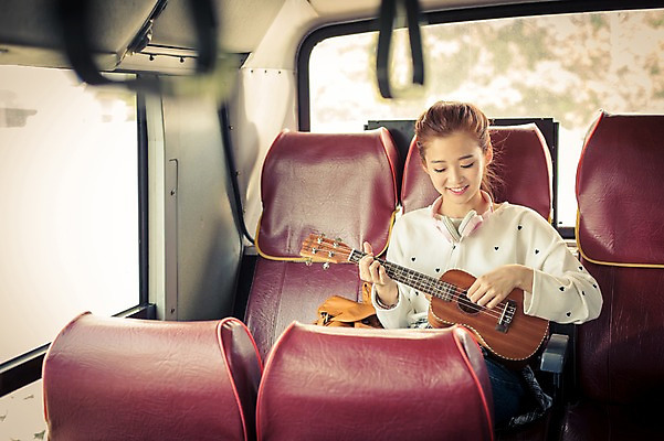 포토 JPG 여자 행복 여유 육상교통 교통수단 여행 연주 배낭 버스 한국 한명 웃음 들기 사람 앉기 상반신 20대 성인 앞모습 제주도 헤드폰 한국인 자유 우쿨렐레 즐거움 배낭여행 버스여행 성인여자한명만 성인만 국내포토 1 감정 아시아 음악 뷰포인트 음향기기 교통 컨셉 가방 모션 현악기 대중교통 표정 동양인 청년 여자한명만 성인여자만 파일형식
