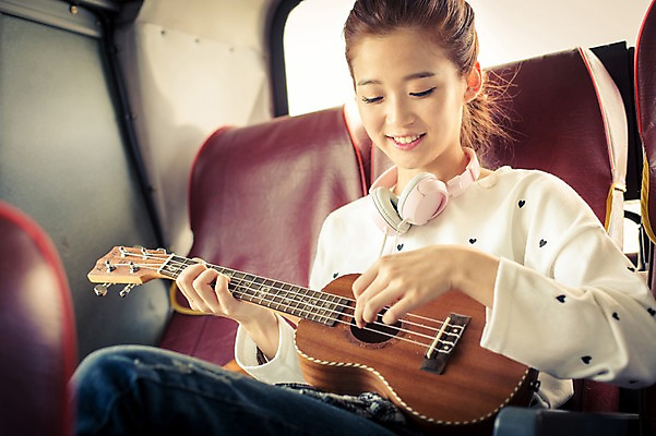 포토 JPG 여자 행복 여유 육상교통 교통수단 여행 연주 버스 한국 한명 웃음 들기 사람 앉기 상반신 20대 성인 제주도 헤드폰 한국인 자유 우쿨렐레 즐거움 배낭여행 버스여행 성인여자한명만 성인만 국내포토 1 감정 아시아 음악 음향기기 교통 컨셉 모션 현악기 대중교통 표정 동양인 청년 여자한명만 성인여자만 파일형식