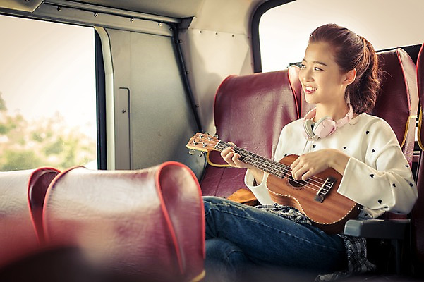 포토 JPG 여자 행복 여유 육상교통 교통수단 여행 연주 버스 한국 한명 웃음 들기 사람 앉기 상반신 20대 성인 제주도 헤드폰 한국인 자유 우쿨렐레 즐거움 배낭여행 버스여행 성인여자한명만 성인만 국내포토 1 감정 아시아 음악 음향기기 교통 컨셉 모션 현악기 대중교통 표정 동양인 청년 여자한명만 성인여자만 파일형식
