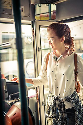 포토 JPG 여자 행복 여유 육상교통 교통수단 여행 배낭 버스 한국 한명 서기 사람 상반신 20대 성인 제주도 헤드폰 한국인 자유 승차 즐거움 배낭여행 버스여행 안식처 성인여자한명만 성인만 국내포토 1 감정 아시아 음향기기 교통 컨셉 가방 모션 휴식 대중교통 동양인 청년 여자한명만 성인여자만 파일형식