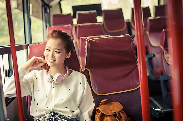 포토 JPG 여자 행복 여유 육상교통 교통수단 여행 배낭 버스 한국 한명 웃음 사람 앉기 상반신 20대 성인 앞모습 아웃포커스 제주도 헤드폰 턱괴기 한국인 자유 즐거움 배낭여행 버스여행 안식처 성인여자한명만 성인만 국내포토 1 감정 아시아 뷰포인트 음향기기 교통 컨셉 가방 모션 휴식 대중교통 촬영기법 표정 동양인 청년 여자한명만 성인여자만 파일형식