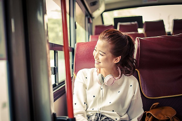 포토 JPG 여자 행복 여유 육상교통 교통수단 여행 배낭 버스 한국 한명 웃음 사람 앉기 상반신 20대 성인 앞모습 아웃포커스 제주도 헤드폰 한국인 자유 즐거움 배낭여행 버스여행 성인여자한명만 성인만 국내포토 1 감정 아시아 뷰포인트 음향기기 교통 컨셉 가방 모션 대중교통 촬영기법 표정 동양인 청년 여자한명만 성인여자만 파일형식