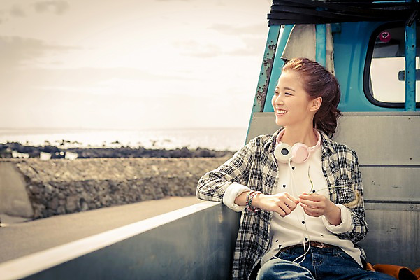 포토 JPG 주간 여자 행복 도로 여유 육상교통 교통수단 여행 자동차 하늘 한국 한명 웃음 들기 사람 앉기 상반신 20대 성인 야외 앞모습 아웃포커스 제주도 헤드폰 한국인 트럭 자유 즐거움 배낭여행 강아지풀 성인여자한명만 성인만 국내포토 자연요소 식물 1 감정 아시아 길 뷰포인트 음향기기 교통 컨셉 교통시설 모션 촬영기법 표정 동양인 청년 한해살이풀 여자한명만 성인여자만 파일형식