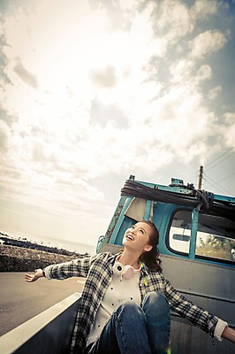 포토 JPG 주간 구름 여자 행복 도로 여유 육상교통 교통수단 여행 자동차 하늘 팔벌리기 한국 한명 웃음 사람 앉기 상반신 20대 성인 야외 앞모습 제주도 헤드폰 한국인 트럭 자유 즐거움 배낭여행 성인여자한명만 성인만 국내포토 자연요소 1 감정 아시아 길 뷰포인트 음향기기 교통 컨셉 교통시설 모션 표정 동양인 청년 여자한명만 성인여자만 파일형식