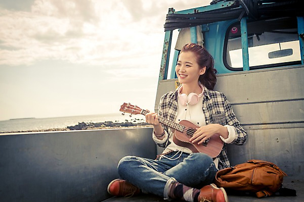 포토 JPG 주간 전신 구름 여자 행복 여유 육상교통 교통수단 여행 연주 배낭 자동차 하늘 한국 한명 웃음 들기 사람 20대 성인 해변 야외 제주도 헤드폰 한국인 트럭 자유 우쿨렐레 즐거움 배낭여행 가부좌 성인여자한명만 성인만 국내포토 자연요소 1 감정 아시아 음악 바다 음향기기 교통 컨셉 가방 모션 현악기 표정 앉기 동양인 청년 여자한명만 성인여자만 파일형식