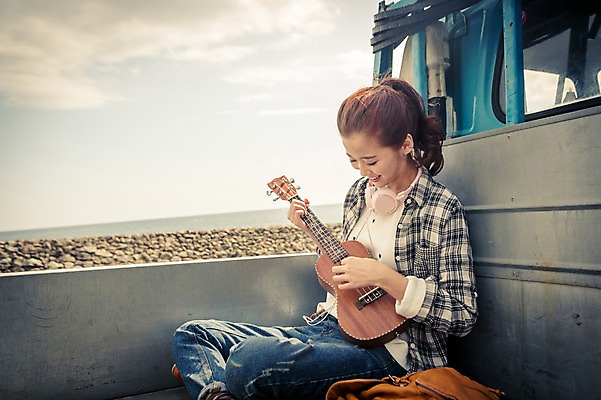 포토 JPG 주간 구름 여자 행복 여유 육상교통 교통수단 여행 연주 배낭 자동차 하늘 한국 한명 웃음 들기 사람 앉기 20대 성인 해변 야외 제주도 헤드폰 한국인 트럭 자유 우쿨렐레 즐거움 배낭여행 성인여자한명만 성인만 국내포토 자연요소 1 감정 아시아 음악 바다 음향기기 교통 컨셉 가방 모션 현악기 표정 동양인 청년 여자한명만 성인여자만 파일형식